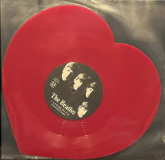 VINILO BEATLES LOVE ME DO (forma de corazon)