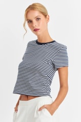 POLERA BASICA CUELLO REDONDO LINEAS