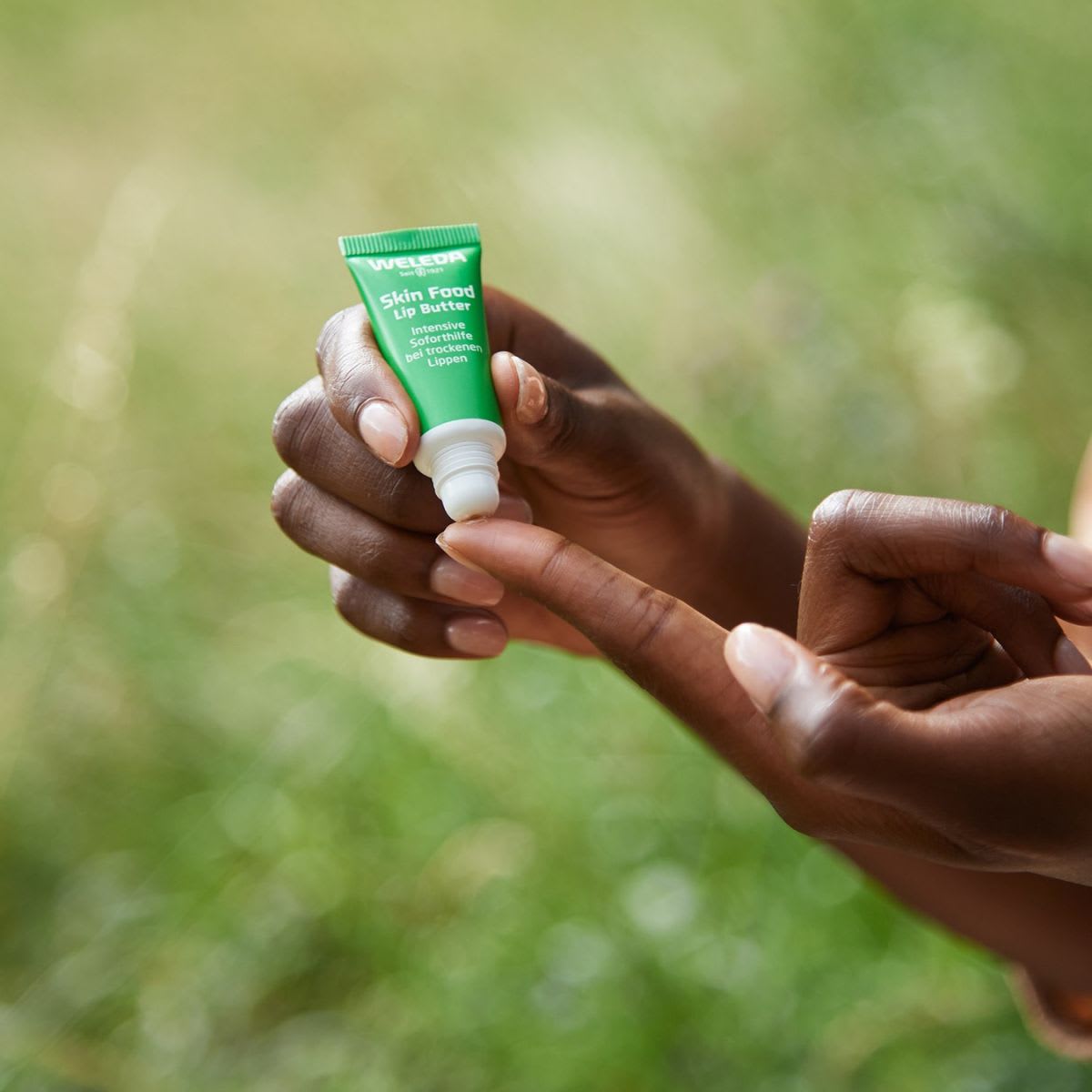 Weleda Skin Food Protector Labial Reparador3