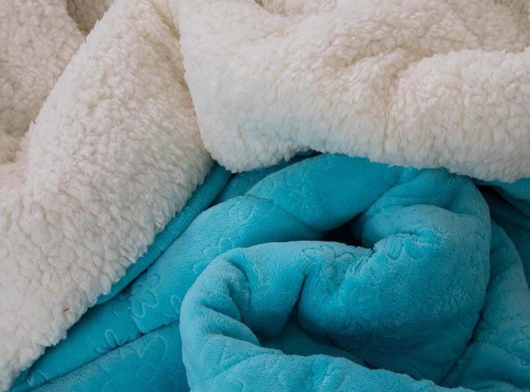 CUBRECAMA SHERPA CORAL EMBOSSED KIDS 1.5 PLAZAS CELESTE2