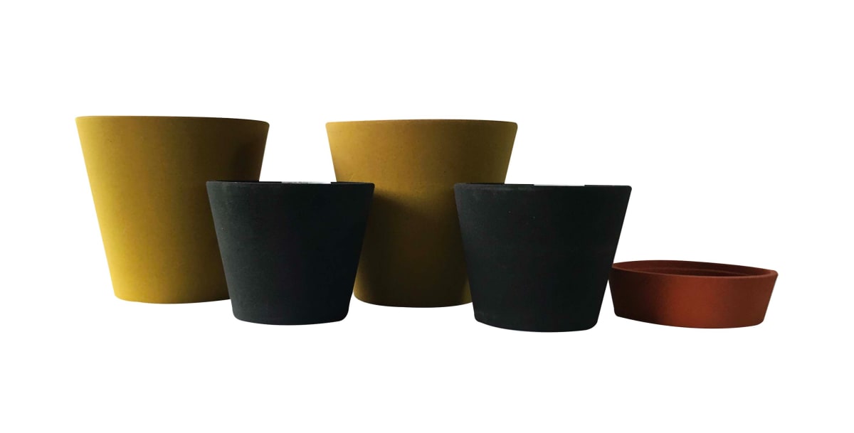 Set De 5 Maceteros Arena 2 Alto Mostaza 20x20x18cm 2 Mediano Negro 15x15x13cm 1 Suculenta Naranja 16x15x5cm4