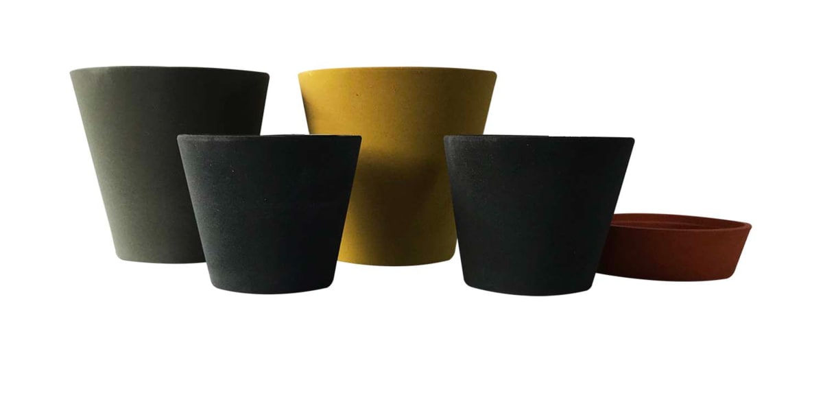 Set De 5 Maceteros Arena 1  Alto Grafito 20x20x18cm 1 Alto Mostaza 20x20x18cm 2 Mediano Negro 15x15x13cm1  Suculenta Naranja 16x15x5cm8