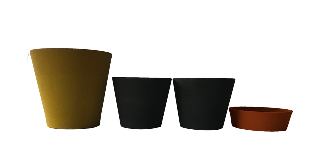 Set De 4 Maceteros Arena 1  Alto Mostaza 20x20x18cm 2 Mediano Negro 15x15x13cm 1 Suculenta Naranja 16x15x5cm4