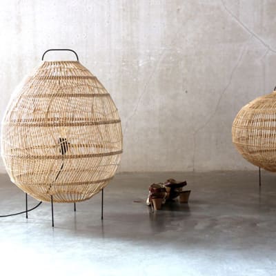 LAMPARA PIE RATTAN