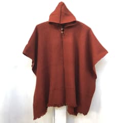 Poncho lana de Oveja con capucha diseño Rojo guinda