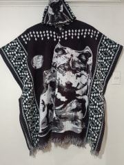 PONCHO LOBOS NEGRO