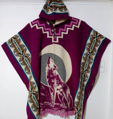 PONCHO ALPACA FUCSIA LOBO EN NOCHE DE LUNA