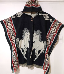 PONCHO ALPACA CABALLOS  BLANCOS 0