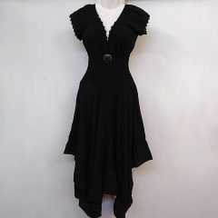 VESTIDO NEGRO EN PUNTA MODELO 2