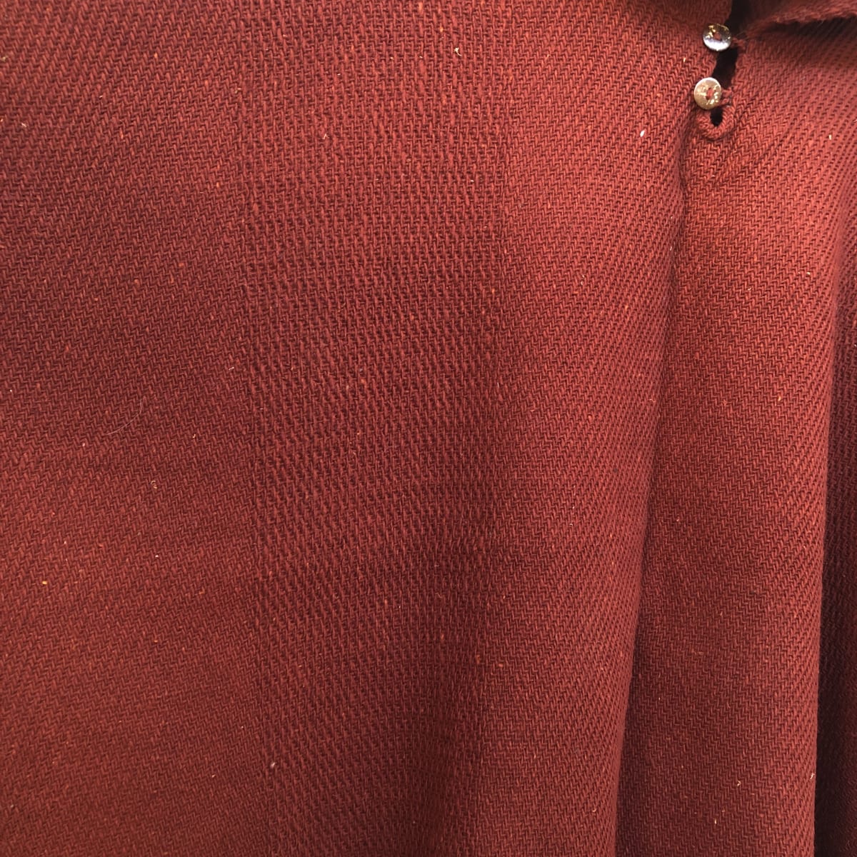 Poncho lana de Oveja con capucha diseño Rojo guinda2