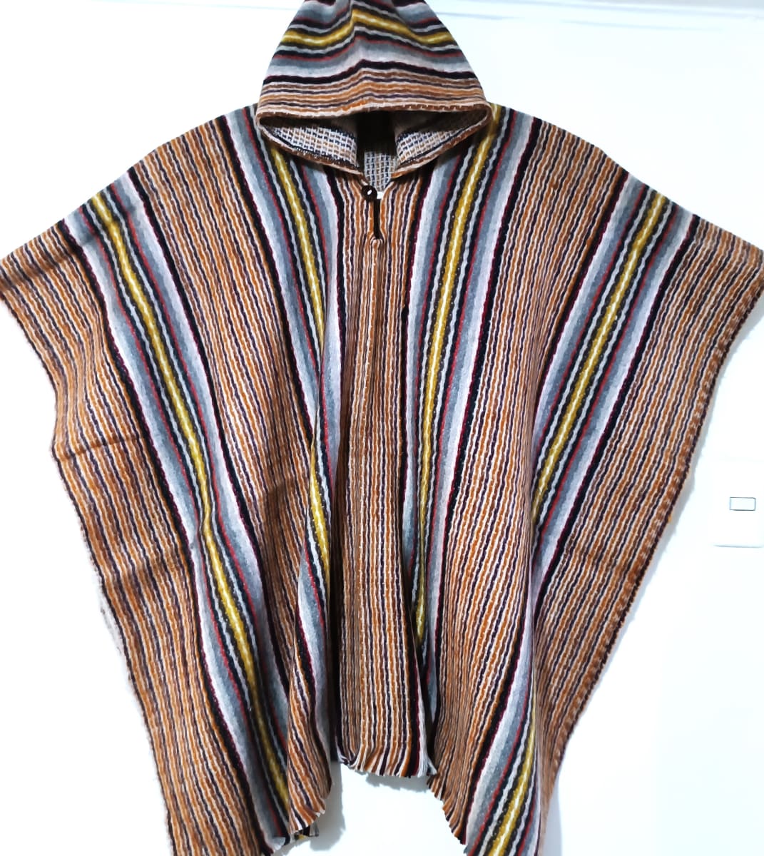 PONCHO BEIGE RAYAS AMARILLAS1