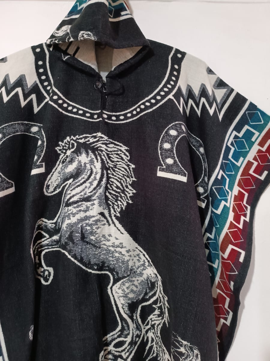 PONCHO NEGRO CABALLO2