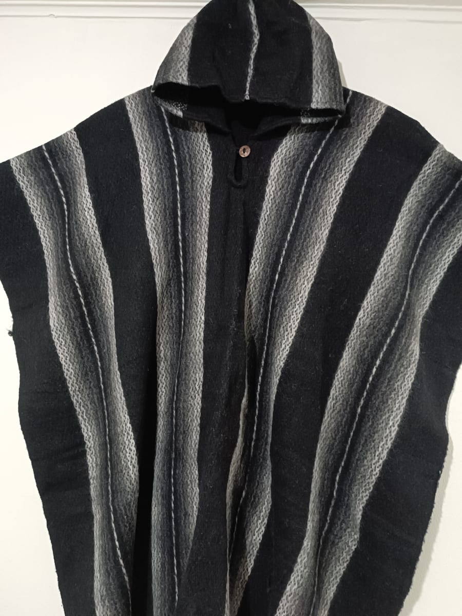 PONCHO  NEGRO  RAYADO2