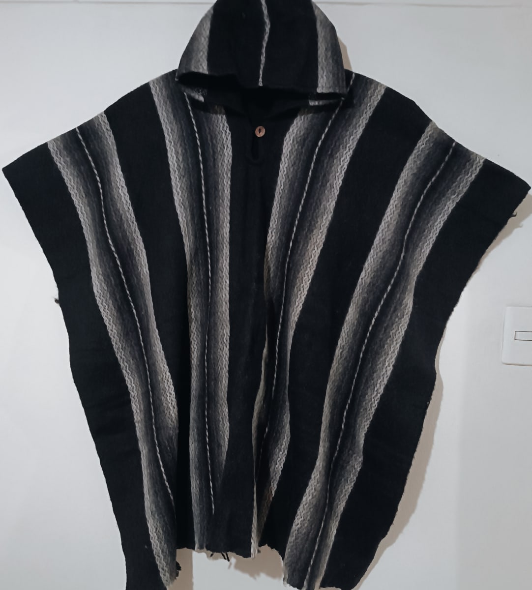 PONCHO  NEGRO  RAYADO1