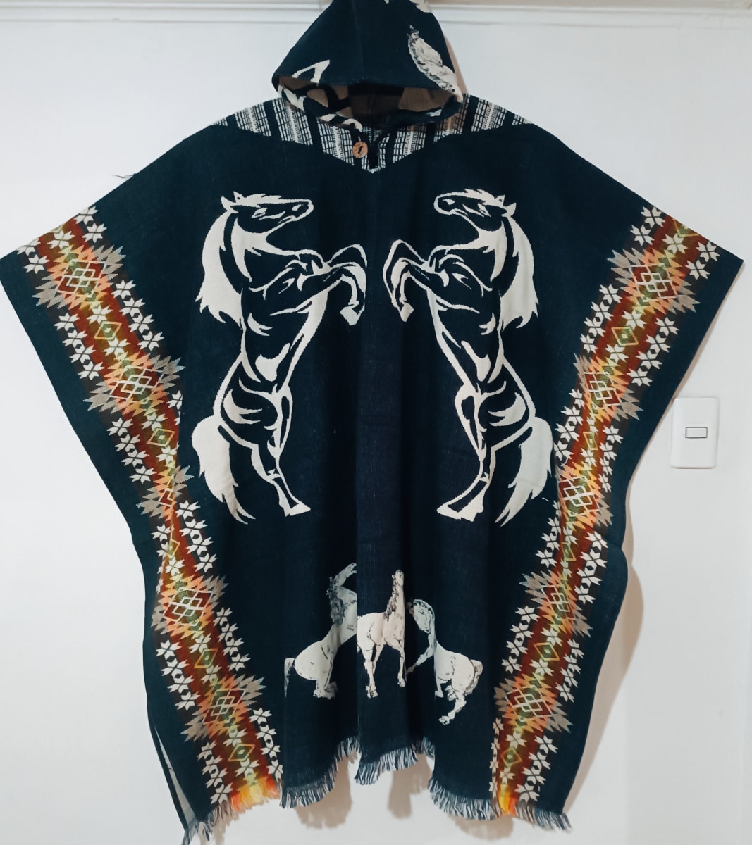 PONCHO  CABALLOS JUGANDO AZUL MARINO1