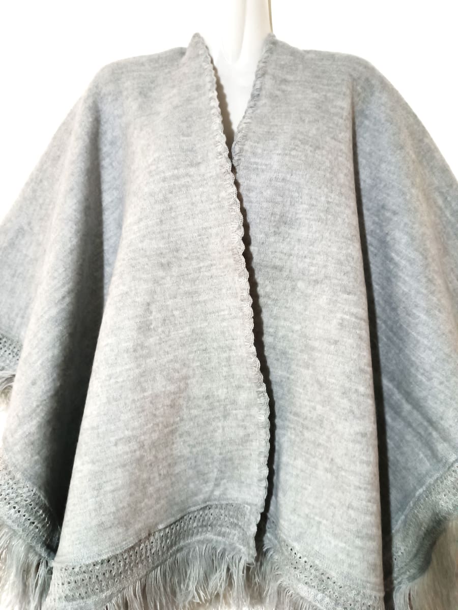 RUANA MANTA DE ALPACA GRIS PLATA2