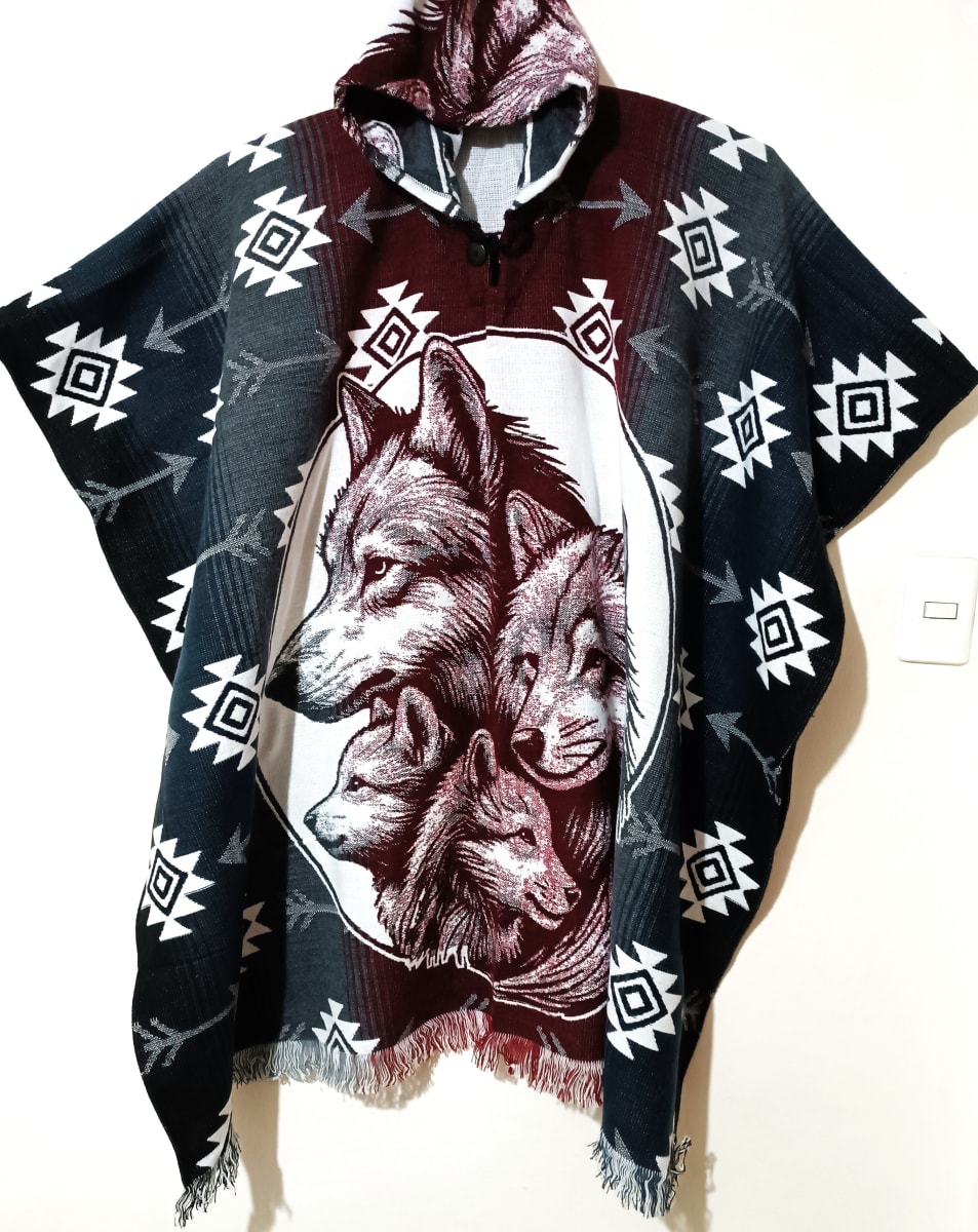 PONCHO ALPACA FAMILIA LOBOS1