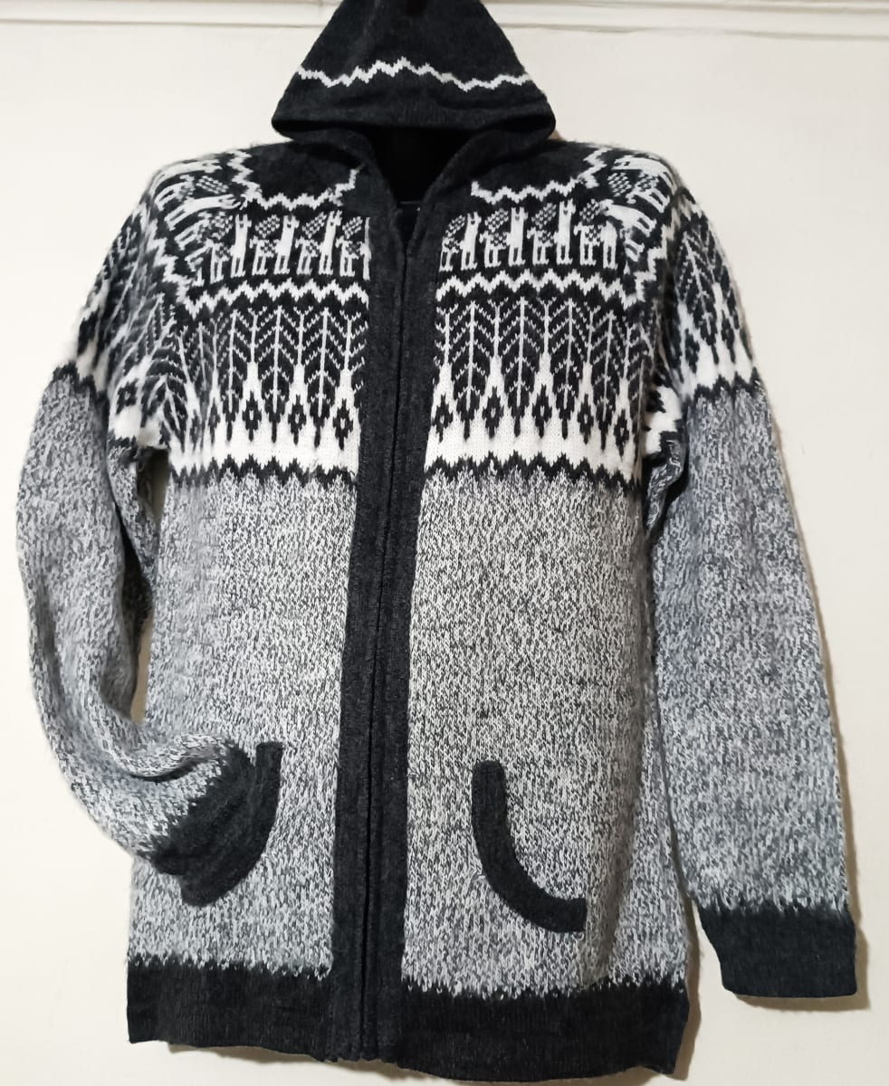 CHOMPA DE LANA DE ALPACA PLOMO HOJAS1