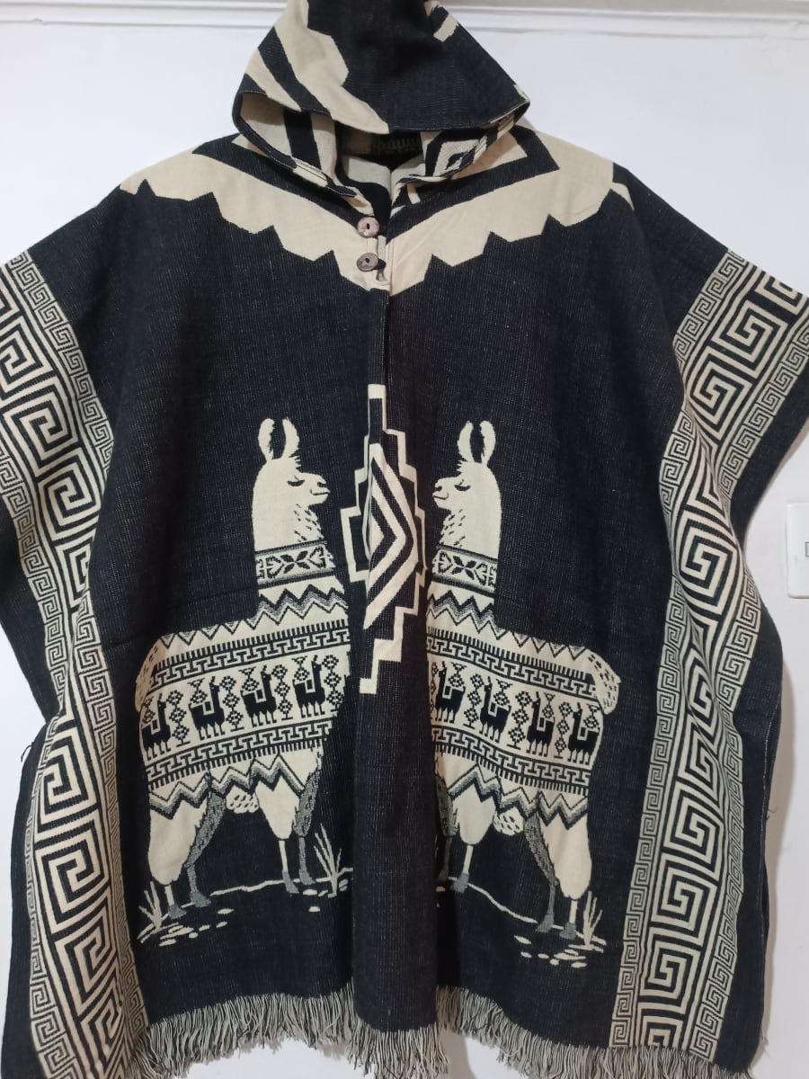 'PONCHJO  ALPACAS  NEGRO Y BLANCO2