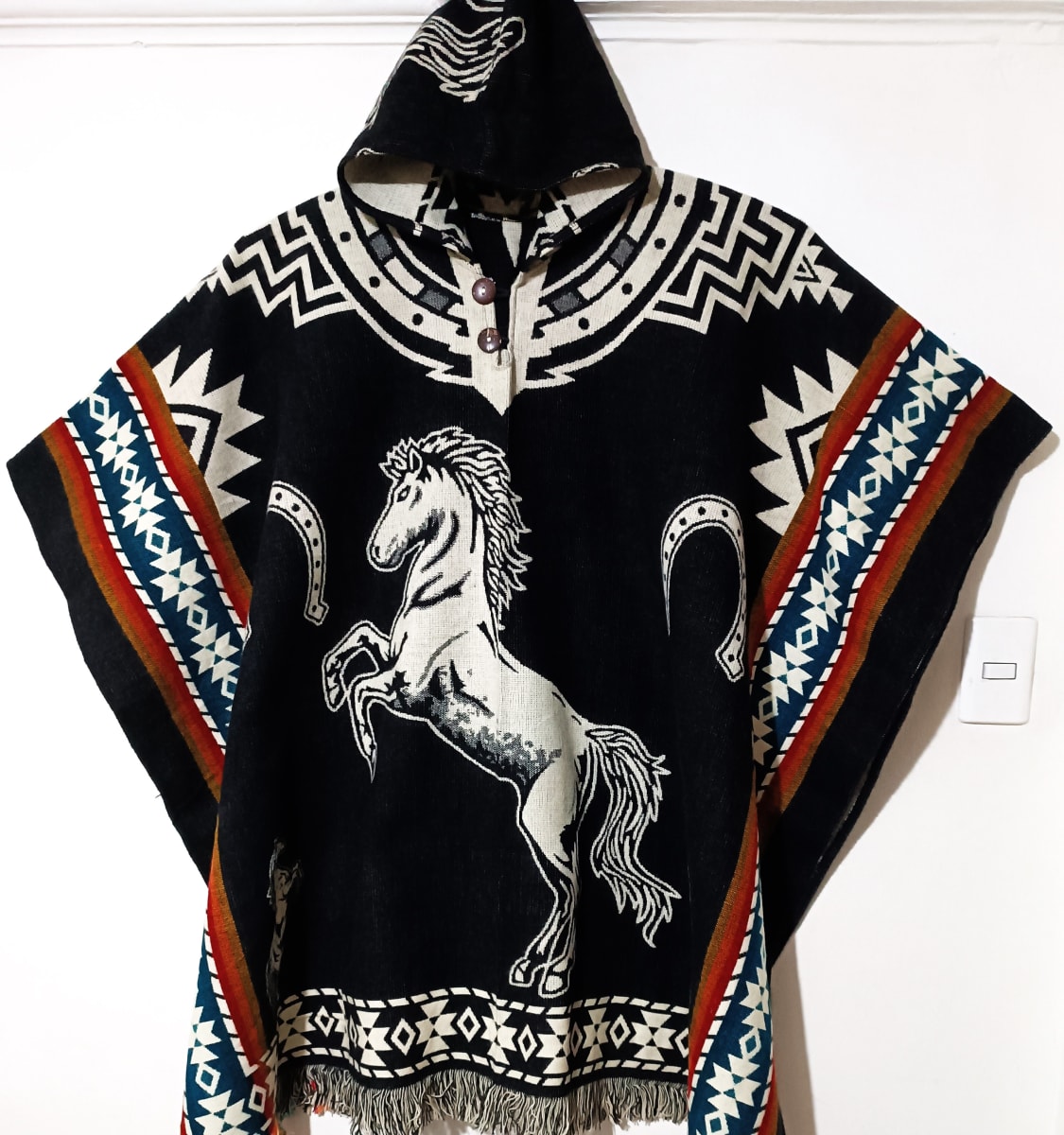 PONCHO CABALLO  NEGRO NARANJA1