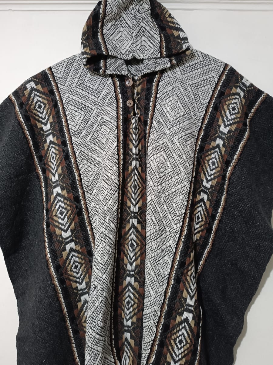 PONCHO CHACANAS NEGRO GRIS PLATA OVEJA2