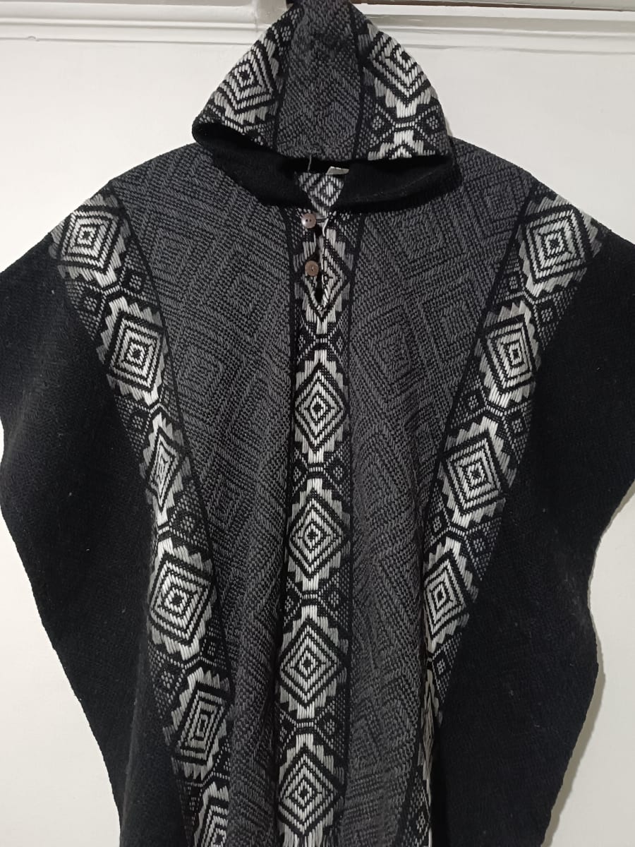 PONCHO CHACANAS NEGR GRIS OVEJA2