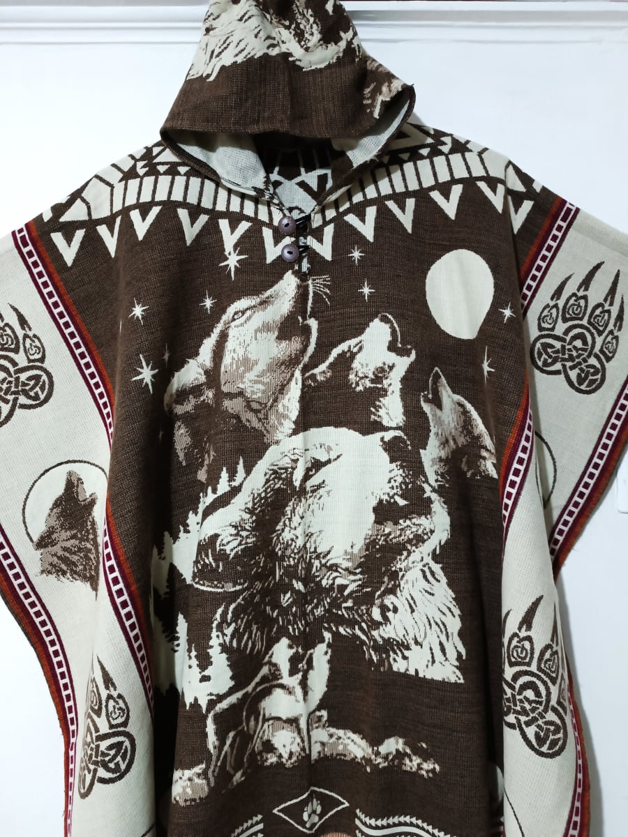 PONCHO ALPACA FAMILIA DE LOBOS2