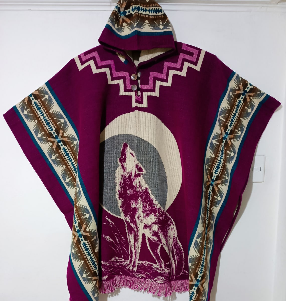 PONCHO ALPACA FUCSIA LOBO EN NOCHE DE LUNA1