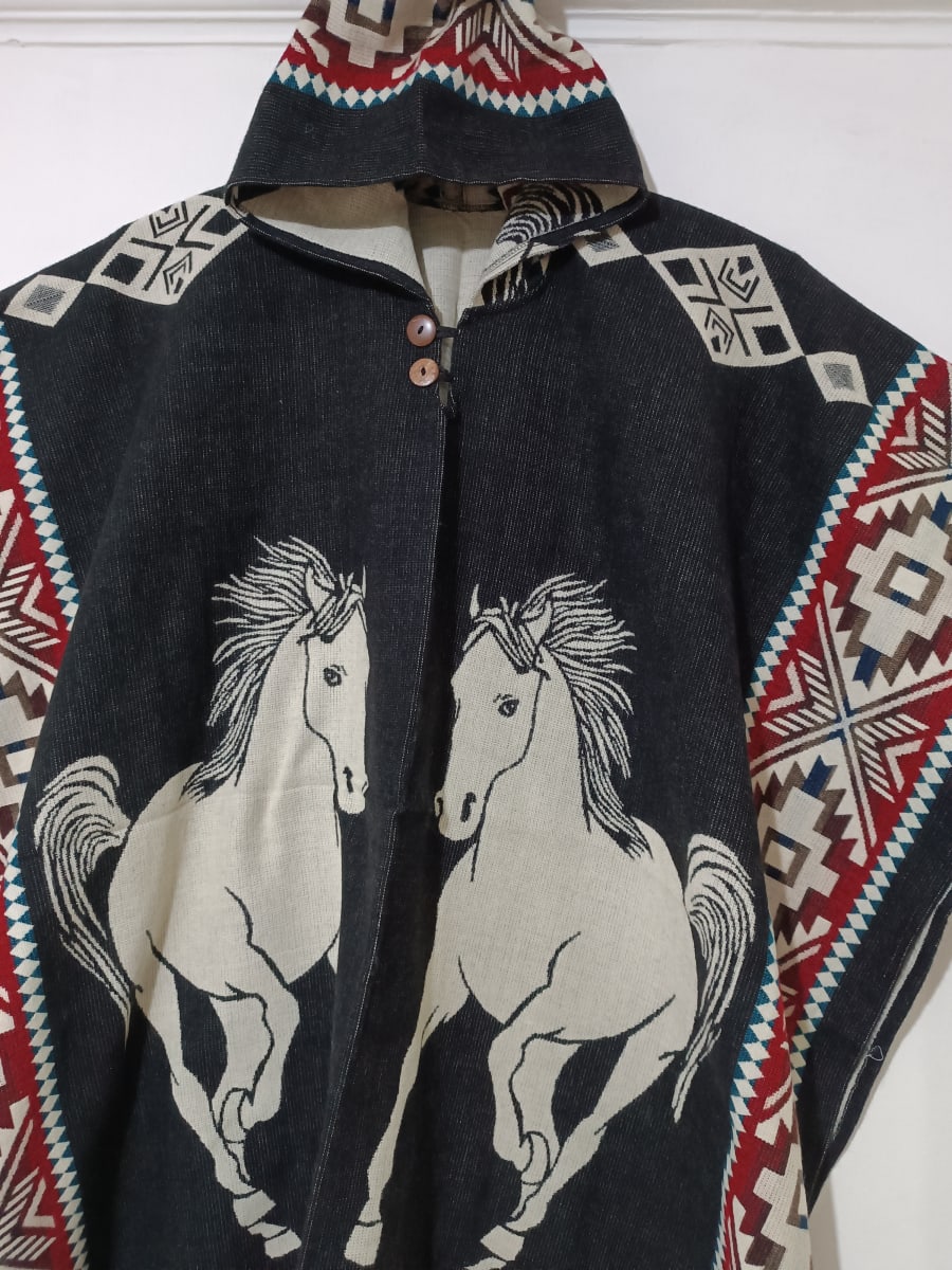 PONCHO ALPACA CABALLOS  BLANCOS2