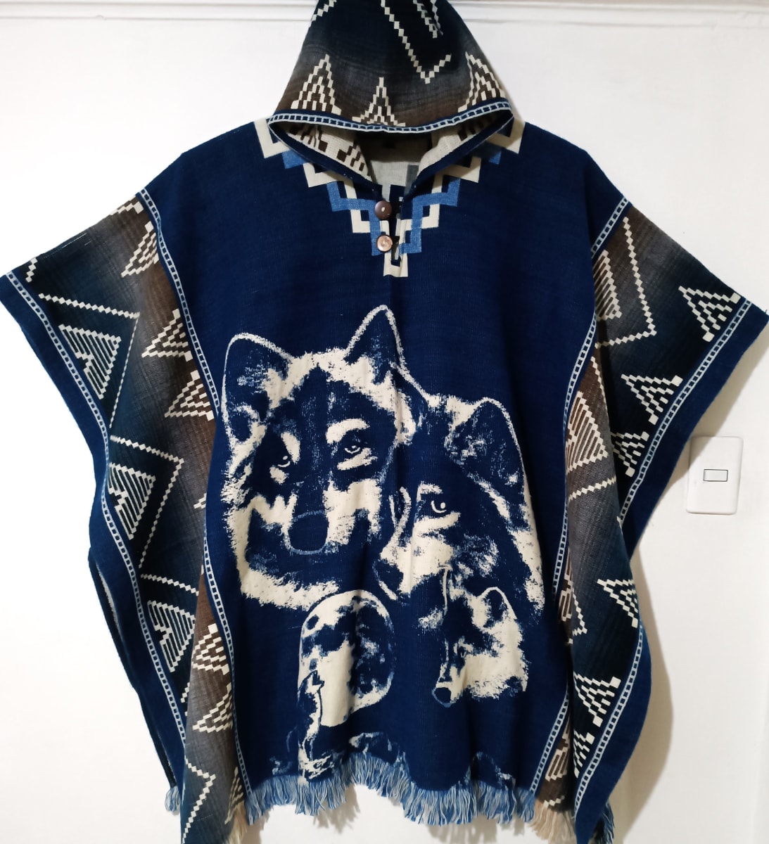 PONCHO ALPACA FAMILIA DE LOBOS AZULINO1