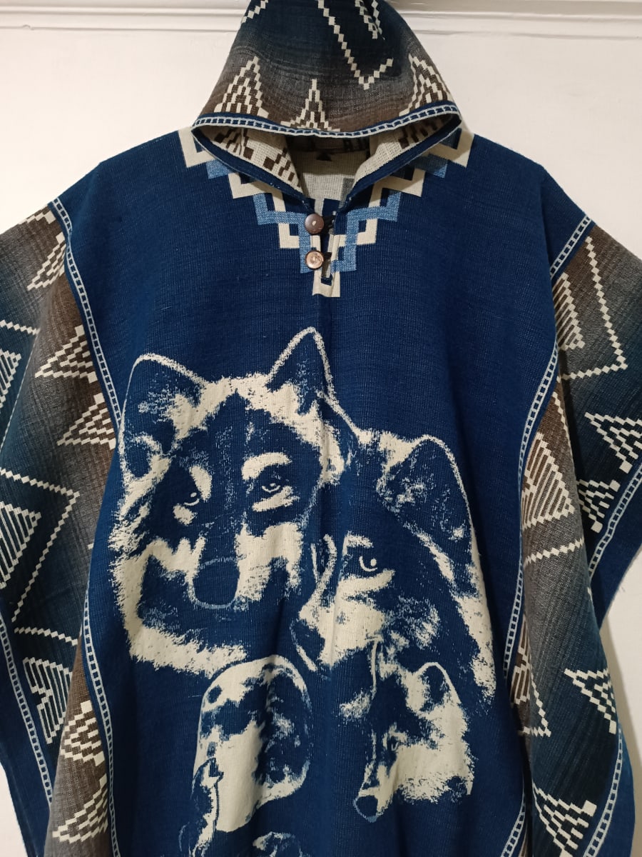 PONCHO ALPACA FAMILIA DE LOBOS AZULINO2