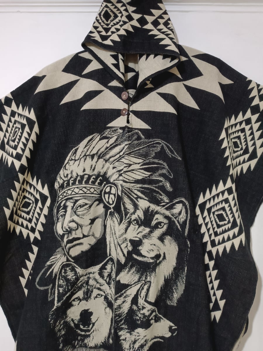 PONCHO ALPACA INDIO  Y FAMILIA DE LOBOS2