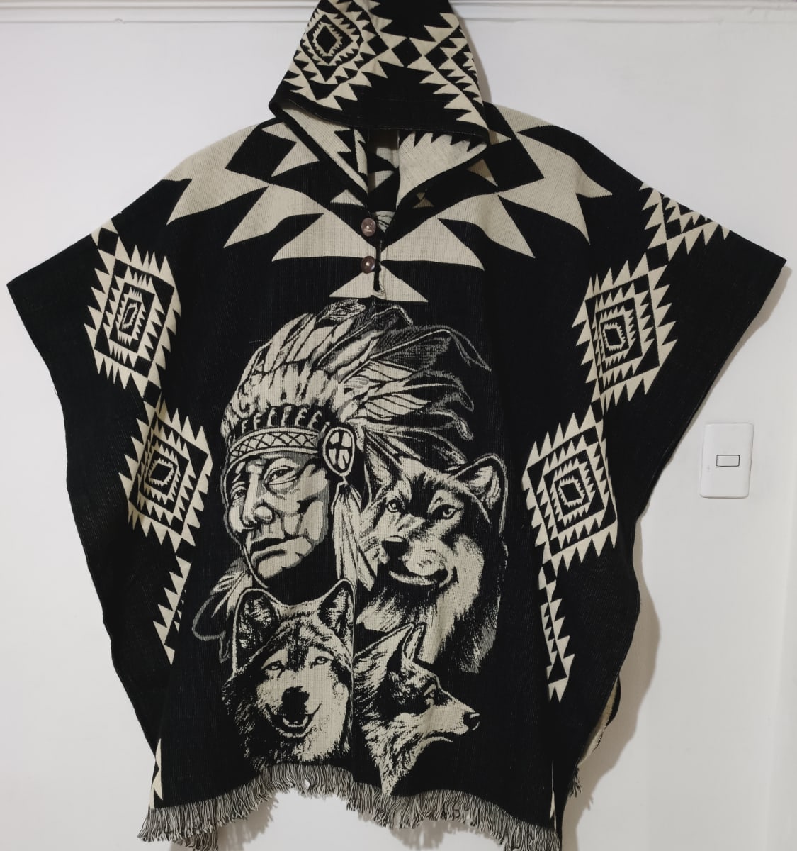 PONCHO ALPACA INDIO  Y FAMILIA DE LOBOS1