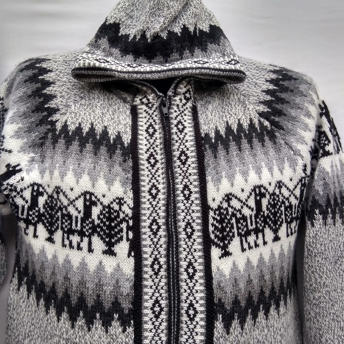 chaleco gris claro diseñado con capucha y cierre2