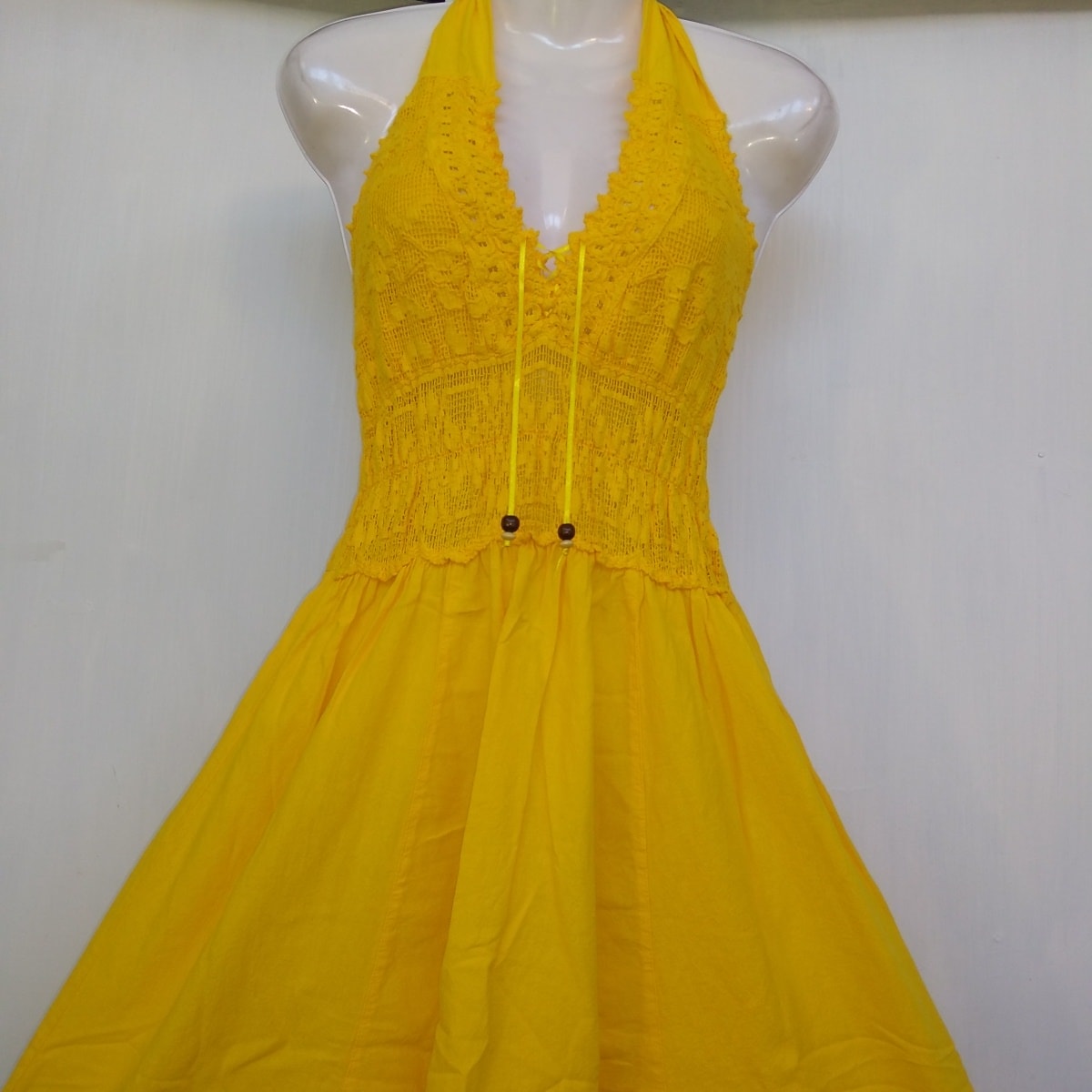 Vestido amarillo en punta2