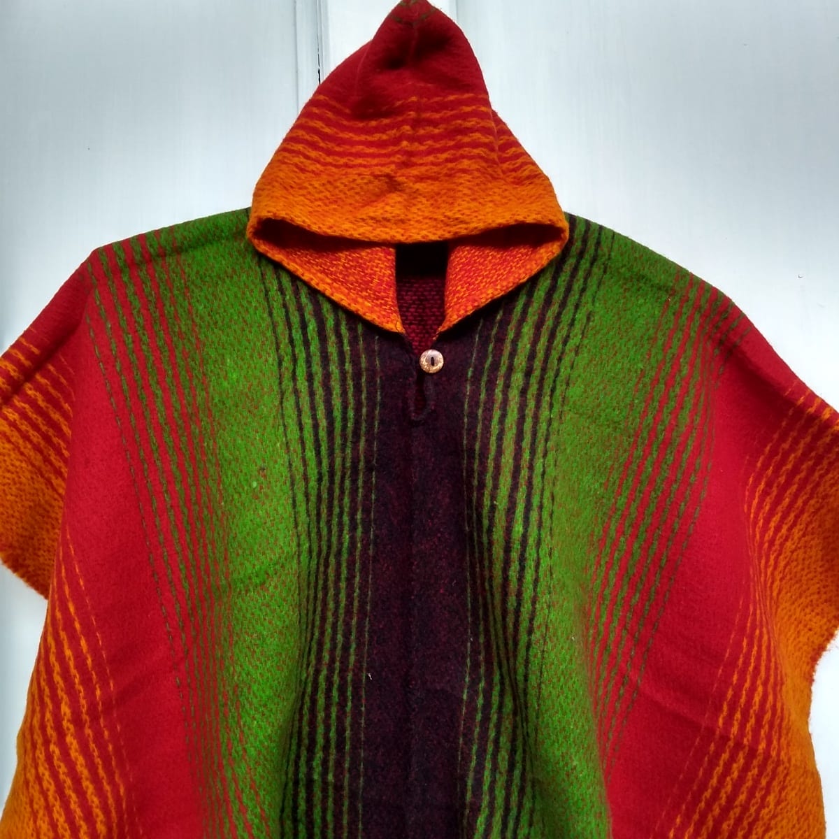 Poncho colorín con capucha2