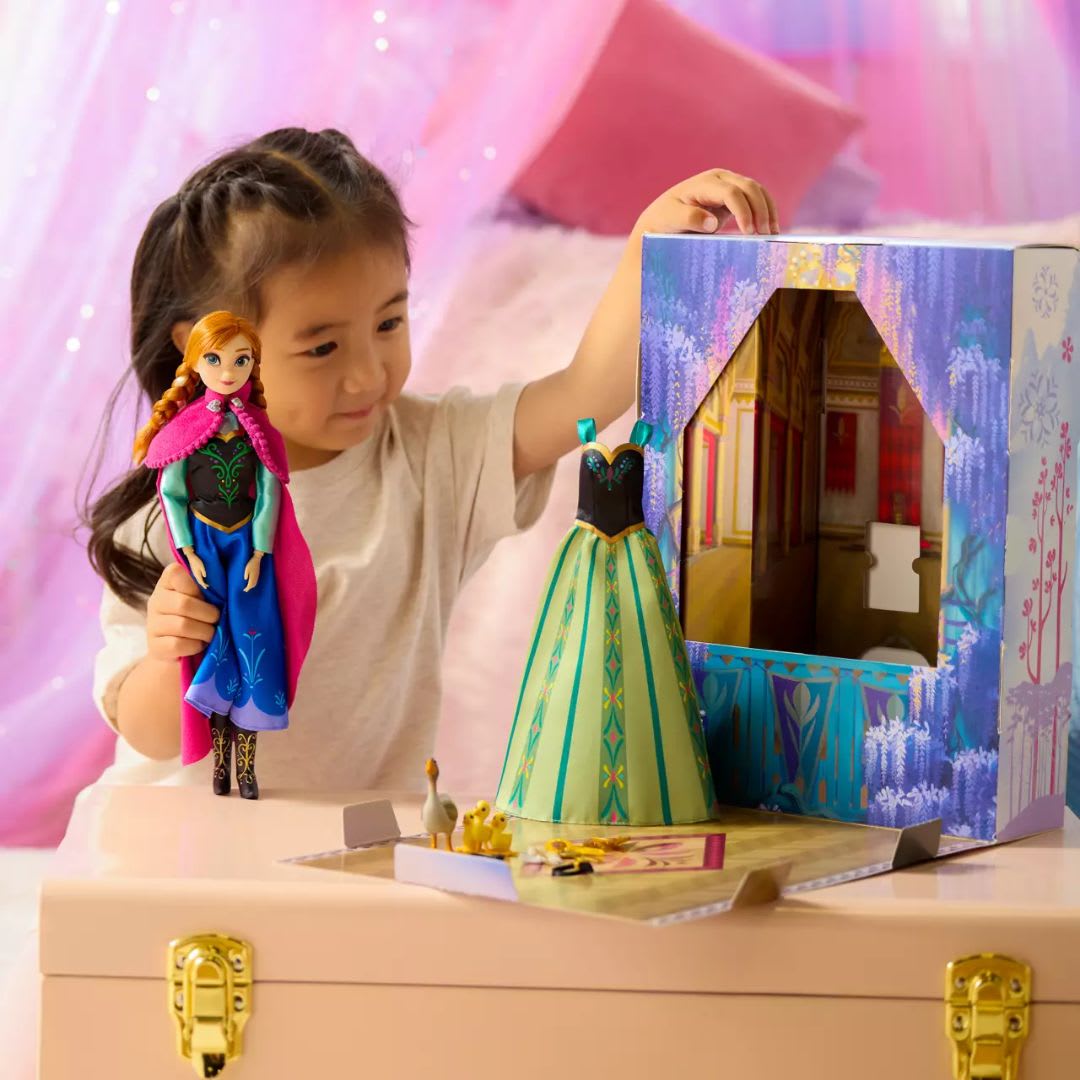 Muñeca Disney Store Ana Frozen con ropa y accesorios2