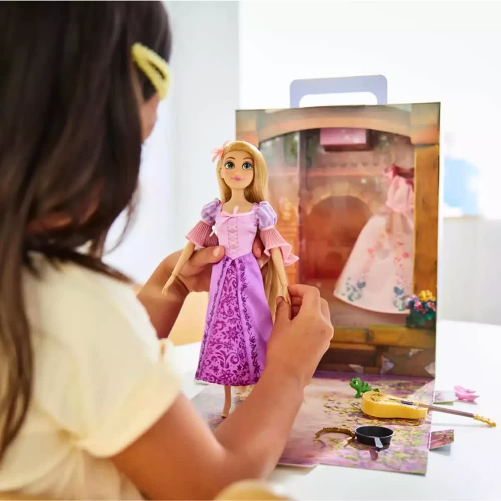 Muñeca Disney Store Rapunzel con ropa y accesorios4
