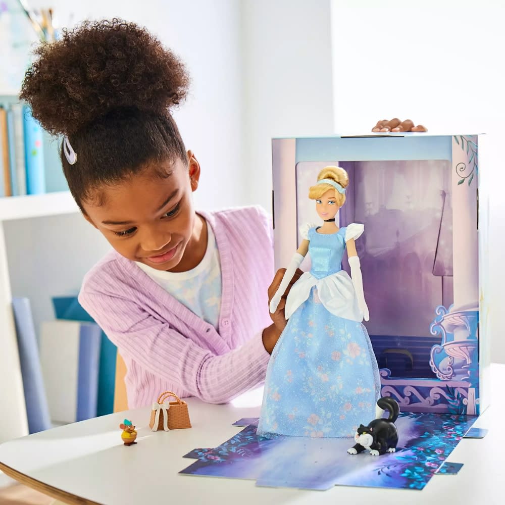 Muñeca Disney Store Cenicienta con ropa y accesorios5