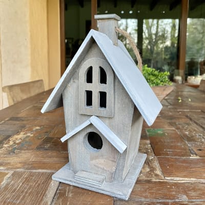 Casa pajaro techo blanco