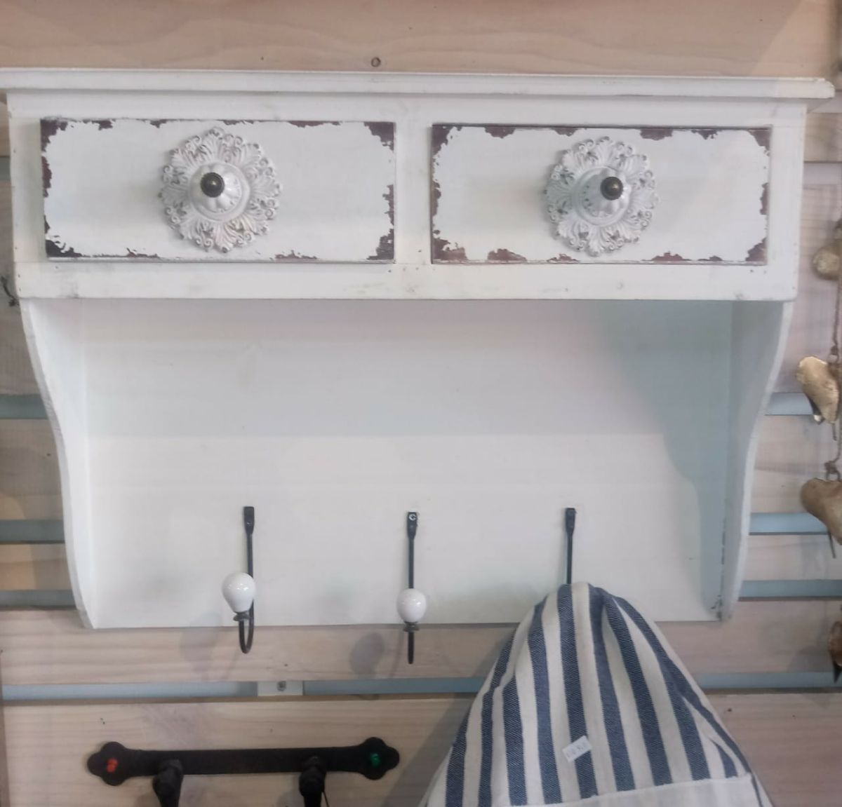 Repisa 2 cajones 3 ganchos1