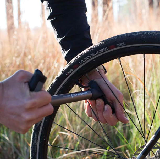 BOMBIN DE MANO BLACKBURN AIRSTICK MULTIVALVULA1
