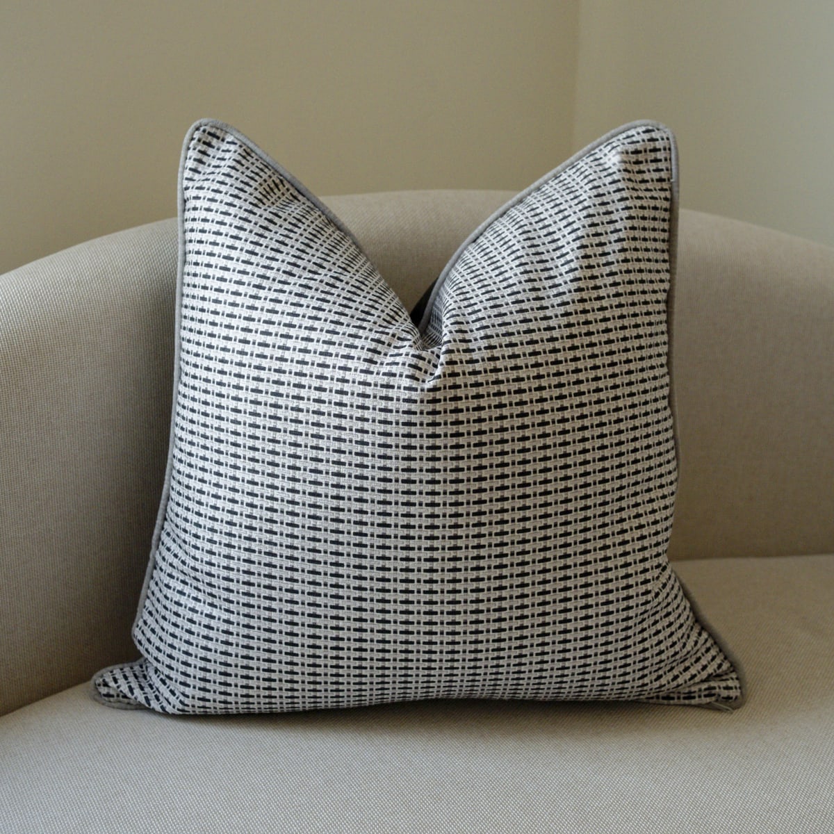 Funda de Cojín Elisa Charcoal1