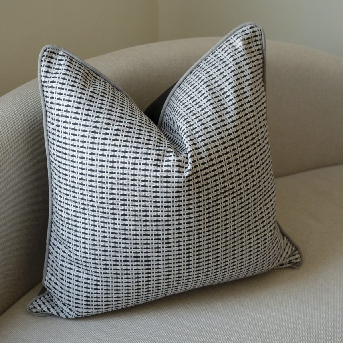 Funda de Cojín Elisa Charcoal2