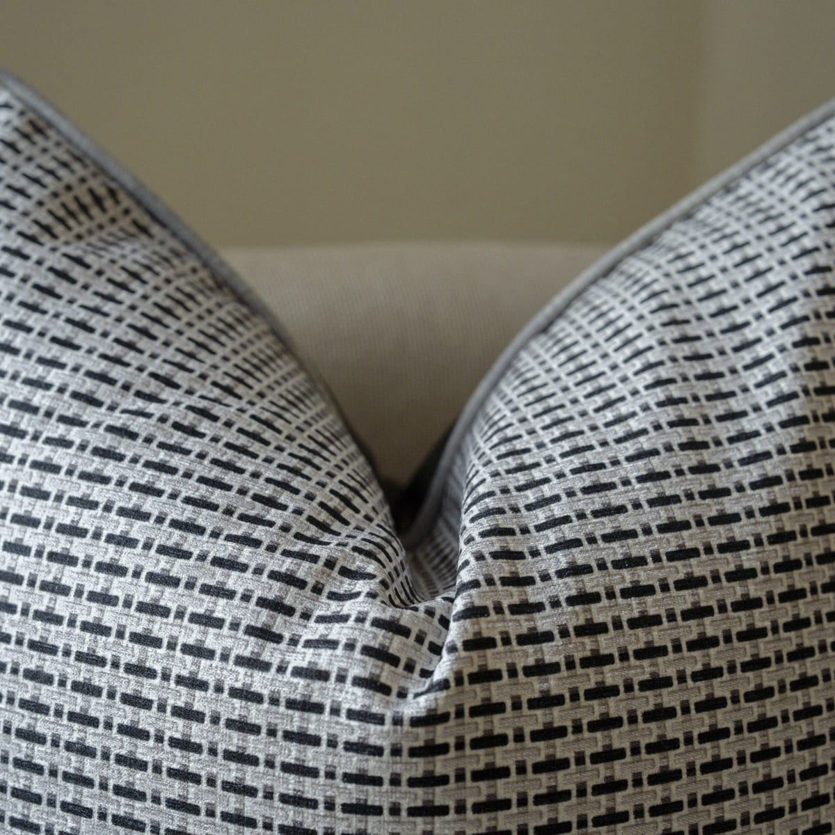 Funda de Cojín Elisa Charcoal4