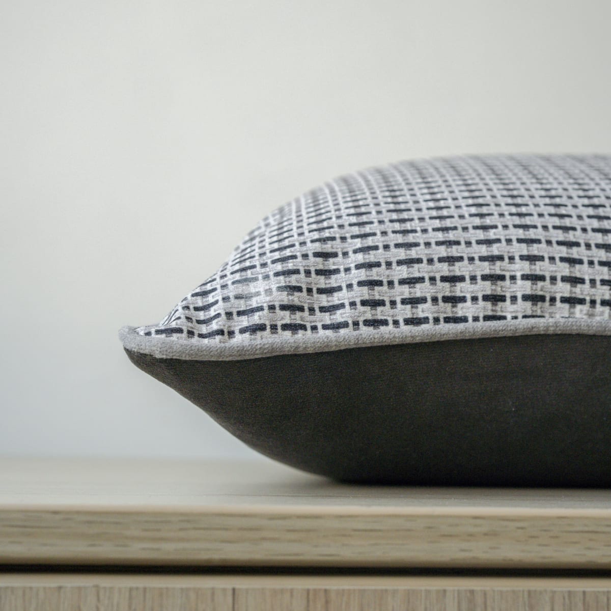 Funda de Cojín Elisa Charcoal10