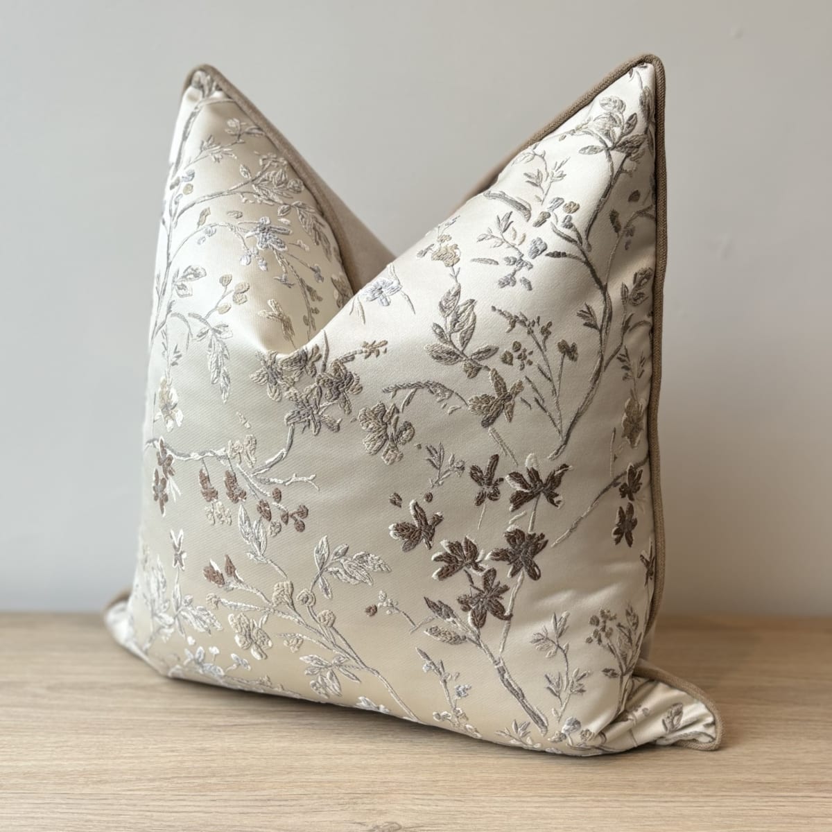 Funda de Cojín Bordado Gris1