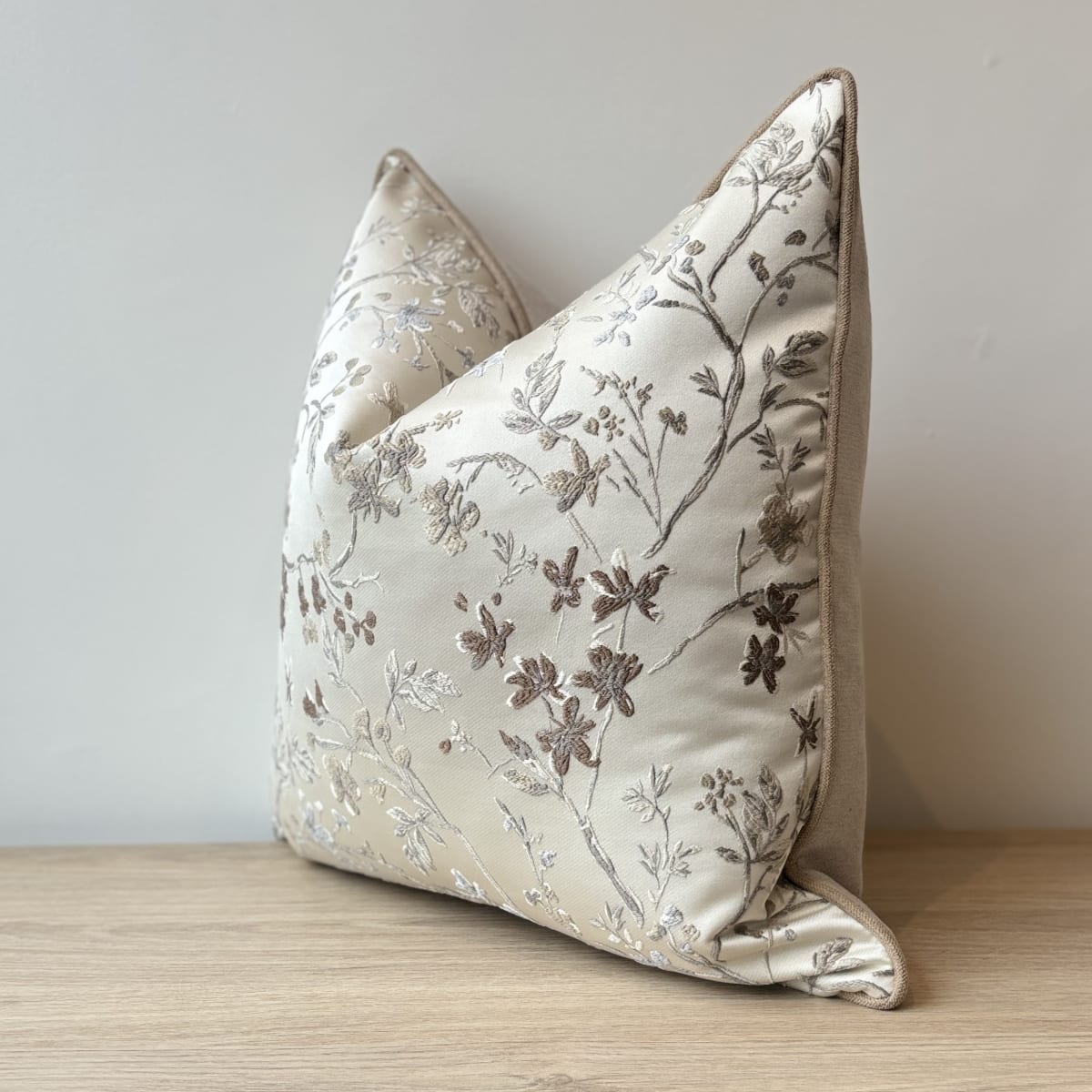 Funda de Cojín Bordado Gris5