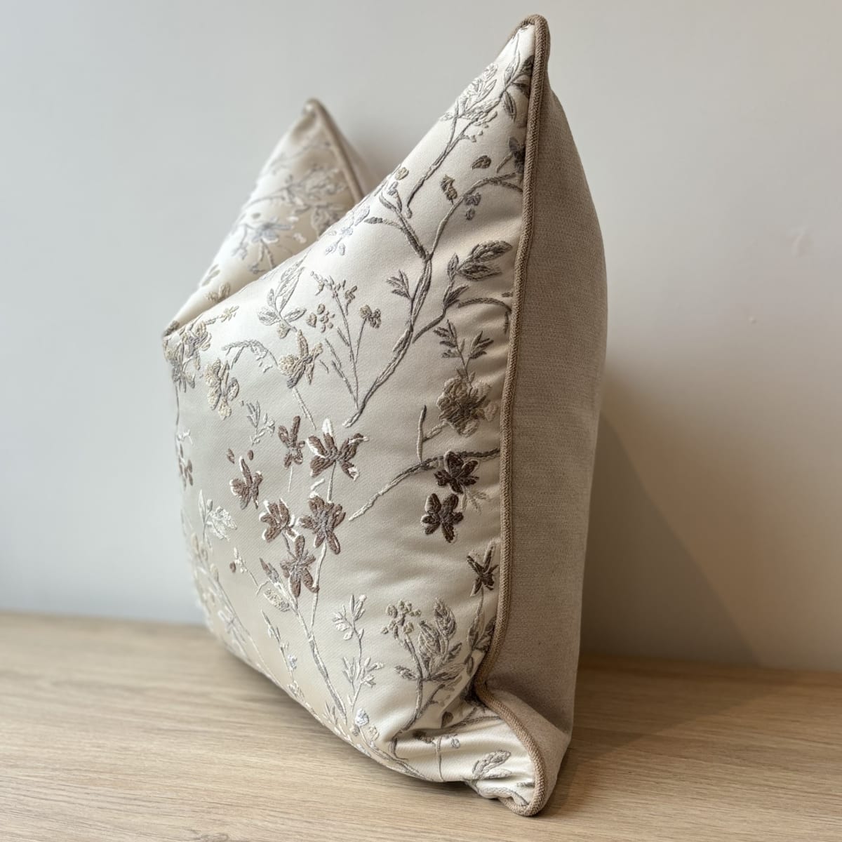 Funda de Cojín Bordado Gris4