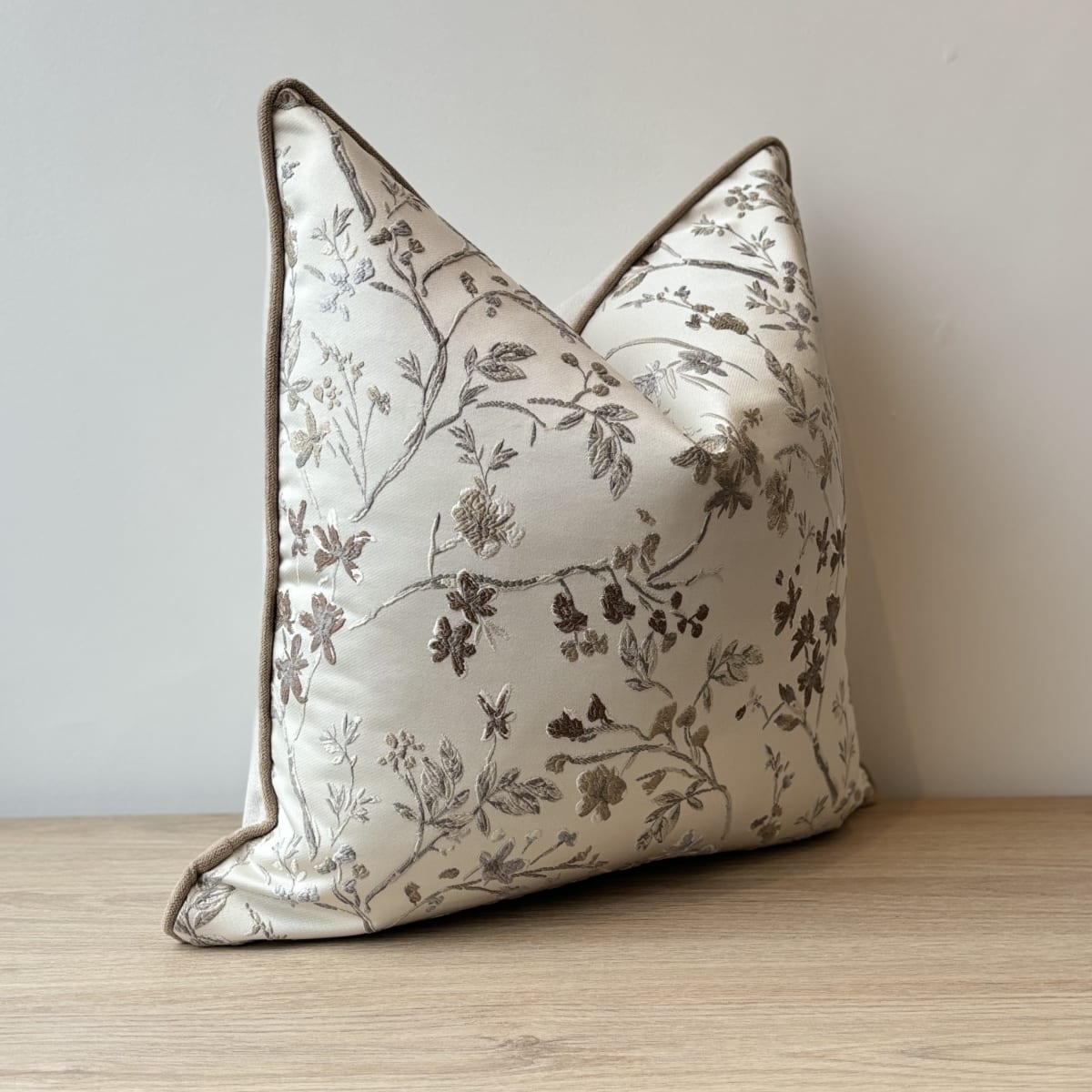 Funda de Cojín Bordado Gris2